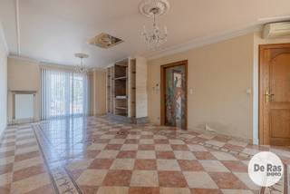 EERSTE BEZOEKDAG WOENSDAG 12/08 VAN 17U TOT 19U (enkel op afspraak!)<br /><br />HAALTERT - Dit instapklaar appartement vindt u op een uitstekende locatie aan het station van Haaltert. De ligging van dit pand is bijzonder aantrekkelijk met scholen, banken, supermarkten, horecazaken en winkels in de directe omgeving. Daarnaast geniet deze woning van een heel goede bereikbaarheid door de nabijheid van het openbaar vervoer, belangrijke invalswegen en de E40.<br /><br />Naar indeling toe beschikt het appartement over een ruime inkomhal met gastentoilet, een geïnstalleerde keuken, een ruime, lichtrijke leefruimte, een badkamer, 3 slaapkamers en een berging.<br /><br />Het aangename terras maakt deze eigendom compleet.<br /><br />Naar comfort toe is het voorzien van centrale verwarming op aardgas, lift, een conforme elektriciteitskeuring, dubbele beglazing (PVC),... <br /><br />Kortom, bent u op zoek naar een instapklaar appartement met maar liefst 3 slaapkamers vlak aan het station van Haaltert? Aarzel dan niet en maak snel uw afspraak: 053/60.65.60<br /><br />De vermelde prijs is een richtprijs. Na ontvangst van de biedingen zal de verkoper beslissen of hij de eigendom verkoopt aan het beste bod. De richtprijs is aldus niet bindend voor de verkoper. Voor meer info kunt u ons contacteren of het reglement raadplegen op onze website.