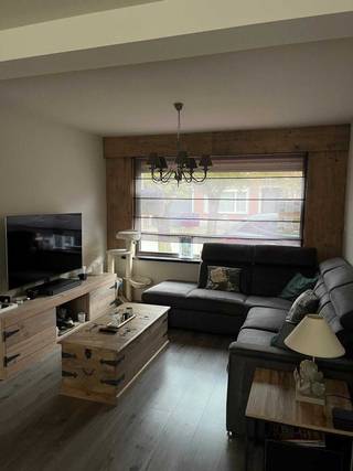 Sfeervolle & gezellige gerenoveerde gezinswoning!In Bevegem (Zottegem) situeert zich deze knusse starterswoning/gezinswoning.Toplocatie op korte...