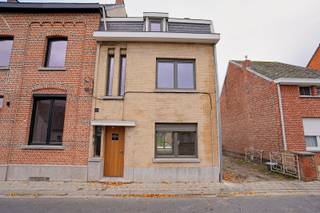 Deze volledig gerenoveerde woning is helemaal instapklaar en ideaal voor wie zorgeloos wil verhuizen. Het leuke van deze woning is dat deze zonet...