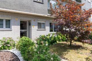 <p><span>Ruim gelijkvloers appartement met tuin, garage en topligging in Ekeren</span></p><p><span>Op zoek naar een comfortabel appartement op een rustige locatie, zonder in te boeten aan een vlotte bereikbaarheid? Dan is dit verzorgde gelijkvloerse appartement in de Vic Heymansstraat in Ekeren zeker een bezoek waard.</span></p><p><span>Het appartement beschikt over </span><span>2 volwaardige slaapkamers</span><span> en biedt een aangename, praktische indeling. De gezellige </span><span>privétuin</span><span> vormt een ideale plek om te ontspannen of te genieten van het buitenleven. Bovendien zijn er </span><span>tuinbergingen</span><span> voorzien voor extra opbergruimte.</span></p><p><span>De ligging is een absolute troef: rustig wonen in een aangename buurt, terwijl het </span><span>centrum van Ekeren</span><span> met zijn winkels, horeca, scholen en openbaar vervoer zich op korte afstand bevindt.</span></p><p><span>Als extra pluspunt beschikt het appartement over een </span><span>garagebox</span><span>, zodat u altijd verzekerd bent van een veilige parkeerplaats en bijkomende bergruimte.</span></p><p><span>Troeven:</span></p><ul><li><span>Gelijkvloers appartement</span></li><li><span>2 slaapkamers</span></li><li><span>Rustige ligging in de Vic Heymansstraat</span></li><li><span>Op wandelafstand van het centrum van Ekeren</span></li><li><span>Privétuin met tuinbergingen</span></li><li><span>Garagebox inbegrepen</span></li></ul><p><span> </span></p><p><span>Interesse? Neem contact op voor meer informatie of een bezoek en ontdek zelf de troeven van dit aangename appartement.</span></p>