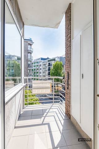 Dit zeer ruime appartement bevindt zich op de derde verdieping van de goed onderhouden residentie Leopold II, op enkele passen van het strand,...