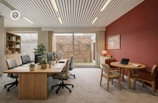 Voormalig notariskantoor: ideale kantoorruimte/praktijk en dit in centrum Waregem. Kantoorruimte met veel licht, 210m2, + kelder/archief van 40m2...