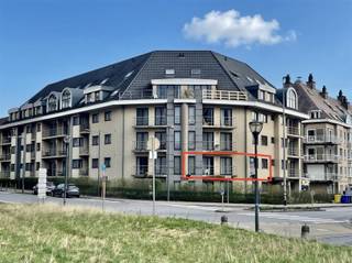 <p>This beautifully furnished and renovated apartment with a spacious terrace is located in the sought-after “Woluwe Gardens” residence, built in 2001. Situated in a quiet residential area close to Woluwe Shopping Center and Woluwe Park, this move-in-ready property offers the perfect combination of comfort, tranquillity, and accessibility. Located on the first floor (J1), the apartment offers a net living area of 73 m². The spacious entrance hall leads to a cosy living room and a fully equipped kitchen, both opening onto a pleasant west-facing terrace. The property also features two full-sized bedrooms and a bathroom fitted with a bathtub with shower screen, a toilet, a washbasin cabinet, and a washing machine. The location is a major advantage, offering excellent connections to both the inner and outer Brussels Ring roads, as well as easy access to the E40 and E19 motorways. Common charges and private water consumption are covered by a monthly advance payment of €150. Electricity and heating are individually metered and billed directly.<br />Available from 20/07/2026! For more information or to arrange an initial viewing, please contact Frederik: frederik@immo-time.be</p>