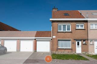 Te koop: woning met potentieel in rustige wijk te MenenGelegen in een kalme woonwijk van Menen, vlakbij belangrijke invalswegen en op wandelafstand...