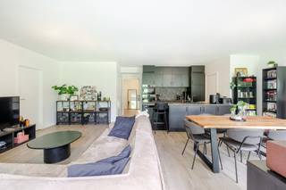 Dit prachtige appartement van 119 m², gebouwd tussen 2021 en 2023, valt op door zijn royale ruimtes, de hoogwaardige afwerking en de uitstekende energieprestatie (PEB A-). Het ligt op de begane grond en beschikt over een prachtige, op het zuidoosten gerichte buitenruimte met 2 terrassen van in totaal ±25 m² en een privétuin van ±15 m², zonder directe inkijk.<br /><br />De ruime woonkamer van ±38,5 m² beschikt over een volledig uitgeruste open keuken, op maat gemaakt met hoogwaardige materialen. 2 opbergruimtes vullen deze ruimte perfect aan: een bijkeuken met ruimte voor een tweede koelkast en voorraad, en een technische ruimte/wasruimte met een eigen gascondensatieketel, dubbele luchtverversing, waterontharder en ruimte voor de wasmachines.<br /><br />Het beschikt over drie mooie slaapkamers (±14,5 m², ±11,5 m² en ±11 m²), twee elegante doucheruimtes met dubbele wastafels, waarvan één grenst aan de derde slaapkamer met eigen toilet en directe toegang tot de tuin. Een hal met garderobe, een apart toilet, een gepantserde deur, zonwering aan de achterzijde, ingebouwde rolluiken aan de voorzijde, een elektriciteitsinstallatie die aan de voorschriften voldoet en een kelder maken dit object compleet.<br /><br />Kosten: 198 €/maand (gemeenschappelijke kosten en reservefonds). Parkeerplaats tegen meerprijs: 25.000 €. Object direct beschikbaar bij ondertekening van de akte.<br /><br />Vlakbij het station, het openbaar vervoer en alle voorzieningen, in een wijk in volle ontwikkeling. U zult er zeker verliefd op worden!<br /><br />
<p><strong>Algemene kenmerken</strong></p>
<ul>
<li>Recente bouw (2021-2023)</li>
<li>Appartement van ±119 m²</li>
<li>Begane grond</li>
<li>Woning direct beschikbaar</li>
<li>In perfecte staat – geen werkzaamheden nodig</li>
<li>Door de eigenaren gekozen hoogwaardige afwerking:</li>
<ul>
<li>Op maat gemaakte keuken</li>
<li>Luxe sanitair</li>
<li>Hoogwaardige vloerbedekking</li>
</ul>
<li>EPB A-</li>
<li>Elektriciteit conform de voorschriften</li>
<li>Ramen met dubbele beglazing</li>
<li>Gepantserde voordeur</li>
<li>Zonwering aan de achterzijde</li>
<li>Ingebouwde rolluiken aan de voorzijde</li>
<li>Individuele gascondensatieketel</li>
<li>198 €/maand aan gemeenschappelijke kosten</li>
</ul>
<p><b>Woonruimte</b></p>
<ul>
<li>Ruime inkomhal met mogelijkheid om een garderobe in te richten</li>
<li>Aparte toiletruimte</li>
<li>Lichte woonkamer van ±38,5 m² met open, volledig uitgeruste keuken</li>
<li>Bijkeuken ±2 m²</li>
<li>Technische ruimte / wasruimte van ±3 m²</li>
<ul>
<li>Individuele gascondensatieketel</li>
<li>Tweestromsventilatie</li>
<li>Waterontharder</li>
<li>Plaats voor wasmachine en droger</li>
</ul>
</ul>
<ul>
<li>Slaapkamer 1: ±14,5 m²</li>
<li>Slaapkamer 2: ±11,5 m²</li>
<li>Slaapkamer 3: ±11 m² met eigen doucheruimte van ±6 m², toilet en toegang tot de tuin</li>
<li>Tweede doucheruimte van ±6 m² met dubbele wastafel</li>
<li>Terras van ±25 m² en privétuin van ±15 m² op het zuidoosten</li>
<li>Parkeerplaats voor € 25.000 extra, inclusief kelder</li>
</ul>