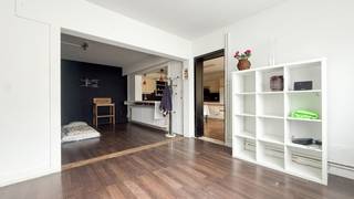 Op de Michel Scheperslaan 60 bevindt zich deze charmante woning met een mooie combinatie van ruimte, comfort en een goede ligging.<br /><br />De woning beschikt over een grote living die mooi doorloopt naar de keuken. De geïnstalleerde keuken sluit hierdoor naadloos aan bij de leefruimte en zorgt voor een aangename, open woonbeleving.<br /><br />Op het gelijkvloers bevindt zich een badkamer met douche en spoelbak, aangevuld met een apart gastentoilet. Verder is er ook een praktische technische ruimte aanwezig.<br /><br />Een absolute troef is de mooie, gerenoveerde bureauruimte, ideaal voor wie van thuis uit werkt of een rustige werkplek nodig heeft.<br /><br />Op de eerste verdieping bevinden zich drie comfortabele slaapkamers, die gerenoveerd werden.<br /><br />Buiten is er bovendien een bijgebouw aanwezig dat kan dienstdoen als tuinhuis en extra bergruimte biedt.<br /><br />De woning geniet van een goede ligging met een vlotte verbinding naar Houthalen, Hasselt en Zonhoven.<br /><br />Een instapklare woning met gerenoveerde ruimtes, drie comfortabele slaapkamers en een praktische indeling, ideaal voor wie op zoek is naar een aangename gezinswoning.<br /><br /><span>Maatregelen opgenomen in het Maatregelenregister: nee</span><br /><br />Pluspunten:<br />- Gerenoveerde woning<br />- Grote living met open verbinding naar de keuken<br />- Geïnstalleerde keuken<br />- Gerenoveerde bureauruimte<br />- Drie gerenoveerde en comfortabele slaapkamers<br />- Badkamer op het gelijkvloers<br />- Extra badkamer op de verdieping<br />- Apart gastentoilet<br />- Praktische technische ruimte<br />- Bijgebouw/tuinhuis<br />- Goede verbinding naar Houthalen, Hasselt en Zonhoven<br /><br />Voor meer informatie of een bezoek kan u ons contacteren via 078/78.78.70.<br />U bent uiteraard ook steeds welkom op ons kantoor.