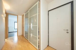 <p><span>Via de inkomhal, voorzien van een <strong>gepantserde veiligheidsdeur</strong> en een <strong>gastentoilet</strong>, komt u binnen in deze stijlvolle en aangenaam ingerichte woning.</span></p><p><span><span>De ruime, <strong>lichtrijke leefruimte</strong> vormt het hart van de woning en sluit naadloos aan op de <strong>open keuken</strong>. Dankzij de grote raampartijen geniet u hier van een aangename<strong> lichtinval</strong> en een directe verbinding met het <strong>terras aan de voorzijde</strong>. De woning wordt <strong>deels gemeubeld</strong> aangeboden, wat zorgt voor extra comfort en een vlotte verhuis.</span></span></p><p><span><span>Achteraan bevinden zich twee ruime slaapkamers. De <strong>master bedroom </strong>beschikt over een <strong>ensuite badkamer</strong> met <strong>ligbad</strong> en dubbele lavabo en biedt bovendien toegang tot een gezellig overdekt terras. Een aangename, beschutte buitenruimte die zich uitstekend leent om in alle rust te ontspannen.</span></span></p><p><span><span>Een <strong>stijlvolle</strong> en <strong>comfortabele</strong> woning met royale leefruimtes, twee ruime slaapkamers, <strong>meerdere terrassen</strong> en een aantrekkelijke combinatie van licht, ruimte en comfort. Kosten 150€ per maand inclusief water, lift en wekelijkse kuis.</span></span></p><p><span><strong>Troeven</strong></span></p><ul><li><span><span>✦</span></span><span><span> </span></span><span><span><strong>Ruime en lichtrijke leefruimte</strong></span></span></li><li><span><span>✦</span></span><span><span> </span></span><span><span><strong>Stijlvolle open keuken</strong></span></span></li><li><span><span>✦</span></span><span><span> </span></span><span><span><strong>Aangenaam terras aansluitend aan de leefruimte</strong></span></span></li><li><span><span>✦</span></span><span><span> </span></span><span><span><strong>2 ruime slaapkamers</strong></span></span></li><li><span><span>✦</span></span><span><span> </span></span><span><span><strong>Ensuite badkamer met ligbad en dubbele lavabo</strong></span></span></li><li><span><span>✦</span></span><span><span> </span></span><span><span><strong>Gezellig overdekt terras aan de achterzijde</strong></span></span></li><li><span><span>✦</span></span><span><span> </span></span><span><span><strong>Gepantserde toegangsdeur</strong></span></span></li><li><span><span>✦</span></span><span><span> </span></span><span><span><strong>Gastentoilet</strong></span></span></li><li><span><span>✦</span></span><span><span> </span></span><span><span><strong>Deels gemeubeld aangeboden</strong></span></span></li><li><span><span>✦</span></span><span><span> </span></span><span><span><strong>Praktische en aangename indeling</strong></span></span></li><li><span><span>✦</span></span><span><span> </span></span><span><span><strong>Veel natuurlijk licht en een aangename woonbeleving</strong></span></span></li></ul><p><span><span>Dimitri Thiers</span></span></p><p><span><span><u>Dimitri@home4you.be</u></span></span></p><p><span><span>+32 479 87 63 79</span></span></p><p><span><span>7/7 bereikbaar</span></span></p><p><span><span>BIV 510 880</span></span></p><p><br /><br /> </p>