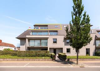 <strong>Sint-Idesbald – Résidence Noor | Un appartement d'exception</strong><br /><br />Découvrez ce magnifique appartement au troisième étage de l'élégante Résidence Noor, dans le quartier prisé de Sint-Idesbald. Avec ses finitions haut de gamme et sa terrasse ensoleillée, cet appartement offre une combinaison rare de confort, d'élégance et de qualité de vie au bord de la mer.<br /><br />Dès votre entrée dans le hall d'accueil soigné avec son armoire vestiaire intégrée, vous ressentez immédiatement la qualité qui se dégage de cet appartement. Le séjour lumineux invite à la détente et s'ouvre sur une délicieuse terrasse ensoleillée offrant une belle vue — l'endroit idéal pour se ressourcer. La cuisine ouverte moderne est entièrement équipée de tous les appareils et s'intègre harmonieusement à l'espace de vie, parfaite pour les amateurs de cuisine et de convivialité.<br /><br />L'appartement dispose de deux chambres à coucher à part entière. La chambre principale bénéficie d'une salle de bains attenante avec double vasque encastrée, douche et toilettes. La deuxième chambre dispose également de sa propre douche et lavabo — idéal pour les invités ou la famille. Des toilettes séparées et un débarras pratique avec raccordement pour lave-linge et sèche-linge complètent l'ensemble.<br /><br />Dans tout l'appartement, vous trouverez un chaleureux parquet et un chauffage central individuel au gaz naturel pour un confort optimal tout au long de l'année.<br /><br />Un local à vélos commun est disponible dans la résidence, et il existe une opportunité unique d'acquérir un garage très spacieux dans la résidence voisine.<br /><br />Idéalement situé au calme, à deux pas de la mer et du centre commercial animé — c'est le rêve côtier que vous chérissez depuis longtemps.<br /><br />Ne manquez pas cette opportunité et planifiez votre visite dès aujourd'hui !
