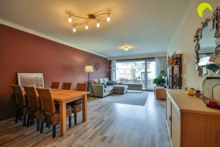 <p><span>Op de 1e verdieping van een kleinschalig gebouw, met slechts 3 appartementen, wordt dit appartement te huur aangeboden.</span></p><p><span>We genieten van een zeer centrale locatie langs de Liersesteenweg in Mortsel. Tram 15 en bus 90 vlakbij en ook het treinstation, supermarkt en winkels op wandelafstand.</span></p><p><span> </span></p><p><span>Het gebouw is onderhoudsvriendelijk (geen lift). De kosten zijn daardoor beperkt: Water, minuterie en blokpolis.</span></p><p><span>Hiervoor wordt een provisie van 50 euro per maand gerekend.</span></p><p><span> </span></p><p><span>Indeling:</span></p><p><span>U komt binnen in de hal met een apart toilet en een berging. </span></p><p><span>Vooraan vinden we de living (31m²), die ons toegang geeft tot het terras vooraan (6m²). </span></p><p><span>Naast de living bevindt zich de recente keuken, ingericht met kasten en toestellen (Kookplaat, vaatwasmachine, oven, ijskast en diepvries). </span></p><p><span>Achteraan zijn er 2 slaapkamers (14m² en 10m²). Via de slaapkamer is er toegang naar het zonnige zuidterras achteraan (3,6m²).</span></p><p><span>De recente badkamer is voorzien van een meubel met lavabo en een douche. De aansluitingen voor wasmachine bevinden zich hier.</span></p><p><span> </span></p><p><span>Nuttige info:</span></p><p><span> </span></p><ul><li><span>Beschikbaarheid: 01/08/2026</span></li><li><span> Maandelijkse kosten: € 50,-/maand (Water, minuterie, blokpolis)</span></li><li><span>Huurwaarborg: 3 maanden</span></li><li><span>EPC: 180 kWh/m²jaar</span></li><li><span>Oppervlakte volgens meting EPC.</span></li></ul><p><span> </span></p><p><span> </span></p><p><span>PLAN VANAF NU ZELF JOUW AFSPRAAK IN VIA ONZE ONLINE MODULE</span></p><p><span>Surf naar het betreffende eigendom op onze website <span>www.habicom.be</span></span><span> en klik vervolgens op de roze knop</span><span> 'PLAN EEN BEZOEK'.</span></p><p><span>Benieuwd naar de waarde van jouw woning? Check het gratis op www.watismijnhuiswaard.be </span></p><p><span> </span></p><p><span> </span></p>