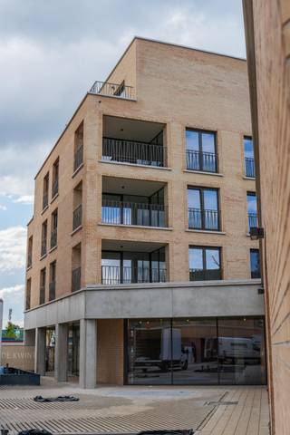 Op zoek naar een zorgeloze vastgoedinvestering op een topligging? Dit lichtrijke 1-slaapkamerappartement op de tweede verdieping van blok A...