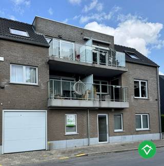 Dit appartement is gelegen op het gelijkvloers in een rustige residentie. Zeer centraal kortbij het centrum van Roeselare! De Grote Markt, winkelstraat, vele winkels in de Westlaan en nog veel meer zijn dichtbij!<br /><br />De indeling is als volgt: gemeenschappelijke hal - doorgang tot de achterliggende autostaanplaats - inkomhal - ruime, lichtrijke living - uitgeruste keuken - apart toilet - (technische) berging - ruime slaapkamer - badkamer (douche en meubel) - ruim, zonnige tuin. In de residentie is er een gemeenschappelijke fietsenberging aanwezig!<br /><br />Vraagprijs appartement 168 000 €, vraagprijs autostaanplaats 7000 €.<br /><br />Troeven:<br />- Perfecte investering of starters appartement! Gebouw van 2016 en rustig gelegen<br />- Gunstig EPC: laag in energieverbruik<br />- Centrale ligging: op wandelafstand van het stadscentrum<br />- Goedgekeurd attest elektriciteit<br /><br />Contacteer ons vandaag nog voor een afspraak ter plaatse!