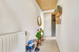 <p>Bent u op zoek naar <strong>een instapklare gezinswoning met een aangename lichtinval</strong>, een praktische indeling en een centrale ligging? Dan is <strong>deze charmante woning in het hart van Denderhoutem</strong> beslist een bezoek waard. De woning bevindt zich op een uitstekende locatie, op wandelafstand van winkels, supermarkten, scholen, openbaar vervoer, horecazaken en andere dagelijkse voorzieningen. <br />Bovendien geniet u van een vlotte verbinding naar de belangrijkste invalswegen, waardoor u zich gemakkelijk verplaatst naar de omliggende steden en gemeenten. Het gelijkvloers omvat een inkomhal, een gastentoilet, een lichtrijke leefruimte met <strong>een gezellige houtkachel</strong>, een volledig uitgeruste keuken en <strong>een inpandige garage. </strong>Op de eerste verdieping vinden we een nachthal, een ruime berging,<strong> twee volwaardige slaapkamers</strong> en een ruime badkamer van maar liefst 14 m². <strong>De zolder werd ingericht als een stijlvolle master bedroom met een praktische dressing, </strong>wat zorgt voor extra wooncomfort. Verder beschikt de woning over <strong>een droge, praktische kelder. </strong>Dankzij de centrale ligging, de aangename lichtinval en de doordachte indeling is deze woning de ideale thuis voor wie comfortabel en rustig wil wonen, met alle voorzieningen binnen handbereik. Cv op aardgas - Buitenschrijnwerk in PVC dubbel glas (Maatregelenregister en stedenbouw in aanvraag)</p>