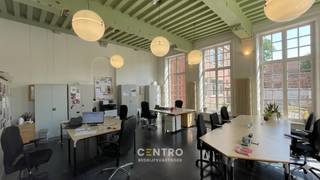 Dit instapklare kantoorpand van in totaal 398m² bevindt zich in het centrum van Brugge en is verdeeld over twee verdiepingen. <strong>(mogelijkheid om apart te huren)</strong> Het pand beschikt over een karakteristieke gevel en is voorzien van een lift, centrale verwarming en HR-beglazing voor een functionele werkomgeving. Dankzij de indeling met diverse kantoorruimtes, een onthaal en een ingerichte keuken is het object direct operationeel. Daarnaast biedt de aanwezigheid van een stadstuintje een rustige buitenruimte in het hart van de stad.<br /><br /><span><strong><u>Benaderende OPPERVLAKTEN: </u></strong><br /><strong><em>Constructie - bewoonbare oppervlakten</em></strong></span><br /><strong>Gelijkvloers</strong>: 175 m²<br /><strong>Eerste verdieping</strong>: 223 m²<br /><br /><span><strong><em>Grondoppervlakte</em></strong></span><br /><span>Totale grondoppervlakte: 421m²</span><br /><br /><span><strong><u>INDELING</u></strong><u> : </u></span><br /><strong><u>kantoorruimte </u></strong><br /><span><strong><em>Gelijkvloers (175m²)</em></strong> : ruime Inkom</span>(onthaal/wachtruimte)<span>met toegang tot trappenhaal en lift - 4 burelen - 2 toiletten</span><br /><br /><span><strong><em>Eerste verdieping (223m²)</em></strong> : traphal met overloop - 6 ruime kantoorruimtes - </span><span>berging - keuken met de noodzakelijk toestellen(vaatwasser, koelkast, microgolf, oven, dubbele spoelbak)</span><br /><br /><u><strong>AFWERKING</strong></u><br />HR-beglazing - Het kantoor kenmerkt zich door grote raampartijen, wat zorgt voor veel natuurlijk licht - De ruimtes zijn voorzien van HR-beglazing en centrale verwarming - Overal is gekozen voor een duurzame tegelvloer - Er is een lift aanwezig die de verschillende verdiepingen met elkaar verbindt - Het pand is beveiligd door middel van een intercomsysteem met code<br /><br /><u><strong>TROEVEN</strong></u><br />- prachtige gevel<br />- historisch centrum<br />- stadstuintje<br /><br /><span><strong><u>Algemene staat</u></strong> : instapklaar</span><br /><br /><span><strong><u>VEILIGHEID:</u></strong><br />intercom met code</span><br /><br /><span><strong><u>NUTSVOORZIENINGEN</u></strong><u> :</u></span><br />Stadswater, elektriciteit, gas, 2 sanitaire blokken.<br /><br /><span><strong><u>LIGGING:</u></strong></span><br />- Gelegen in het hartje van Brugge<br />- Parkeergelegenheid (Pandreitje, ’t Zand, Biekorf, Katelijne, Zilverpand)<br /><br /><span><u>* Bijzonderheden</u></span><br />- intercom met code<br />- Onze referentie op<strong> www.centro.be</strong> :<strong>Q0</strong>-<strong>Interesse?</strong>Neem dan vandaag nog contact voor meer info of bezichtiging:<strong> 050700102</strong><strong> .</strong><strong>CENTRO | BEDRIJFSVASTGOED</strong>is al 24 jaar<u>gespecialiseerd in de bemiddeling van commercieel- en bedrijfsvastgoed</u>in West- en Oost-Vlaanderen.<strong>Wilt u ook weten hoeveel uw bedrijfsgebouw waard is?</strong>Neem contact op met ons vrijblijvend voor een marktconforme waardebepaling van uw pand.