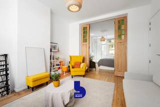 In de Brabantstraat, op een bijzonder gunstige locatie in Oostende, bevindt zich dit charmante appartement met een uniek karakter. Gelegen vlak bij winkels, openbaar vervoer en op wandelafstand van de zee, geniet u hier van het beste van twee werelden: alle dagelijkse voorzieningen binnen handbereik én de nabijheid van het bruisende stadsleven en de kust.<br /><br />Het appartement maakt deel uit van het beschermde burgerhuis 'Residentie De Hoop', een karaktervol gebouw uit de jaren 1920 dat rijk is aan authentieke elementen. Bij het betreden van het gebouw wordt u meteen gecharmeerd door de prachtige originele vloertegels in de inkomhal en de sierlijke ornamenten die verwijzen naar de rijke geschiedenis van het pand.<br /><br />Ook het appartement zelf ademt karakter en authenticiteit. De ruime en lichtrijke woonkamer straalt warmte uit dankzij het prachtige parket en de vele lichtinval. Een echte blikvanger is de stijlvolle houten deur met kleurrijk glas-in-lood, die het interieur een unieke uitstraling geeft. Verder beschikt het appartement over een comfortabele slaapkamer, een praktische douche en een apart toilet.<br /><br />De afzonderlijke keuken werd recent volledig vernieuwd en biedt alle hedendaags comfort. Bovendien wordt het appartement verwarmd op aardgas en beschikt het over een blanco keuring van de elektrische installatie, wat extra gemoedsrust biedt.<br /><br />Als extra troef beschikt het appartement achteraan over een gezellige koer, een aangename buitenruimte waar u in alle rust kunt genieten van een kop koffie of een zonnig moment. Dit zorgt voor extra leefcomfort, wat in een stedelijke omgeving een absolute meerwaarde is.<br /><br />Dankzij de uitstekende ligging en het unieke karakter is dit appartement uitermate geschikt als vaste woonst, tweede verblijf aan zee of interessante investering met verhuurmogelijkheden. Winkels, horeca, openbaar vervoer en ontspanning bevinden zich allemaal op korte afstand.<br /><br />Een sfeervol appartement met authentieke charme, hedendaags comfort en een topligging nabij zee, een buitenkans in het hart van Oostende.