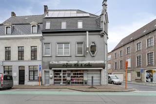 Cet immeuble commercial situé à Menin se compose aujourd'hui d'une boucherie qui fonctionne bien et offre de nombreuses opportunités pour diverses activités commerciales ou de réaménagement.Le rez-de-chaussée comprend un espace commercial spacieux et lumineux, idéal pour le commerce de détail, suivi d'un espace atelier à l'arrière qui peut parfaitement servir d'atelier, de zone de stockage ou de zone de production. En outre, il y a un garage double, qui offre un confort et une accessibilité supplémentaires.Au-dessus du bâtiment commercial, il y a une maison à part entière avec trois chambres, une salle de bain et, comme atout absolu, une terrasse sur le toit très spacieuse et ensoleillée.Il y a également une petite maison séparée à côté du bâtiment principal, qui est actuellement louée. Cela fournit un revenu supplémentaire intéressant et rend l'ensemble encore plus attractif en tant qu'immeuble de placement.Grâce à son emplacement central, à la combinaison d'immeubles commerciaux, résidentiels et d'investissement et aux nombreuses possibilités, cette propriété est idéale pour les indépendants, les investisseurs ou ceux qui souhaitent combiner vie et travail.Plus d'informations ? Merci de contacter Sarah - 0493 25 46 80 - sarah.hanson@dewaele.comCPE : 427 kWh/m²CPE : 441 kWh/m²