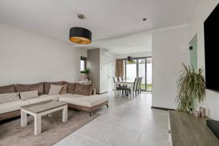<p>[[ DIT PAND NEEMT DEEL AAN DE ERA OPEN HUIZEN DAG OP 13/6 VAN 13:00 TOT 14:00 ]]</p><p> </p><p>Deze instapklare woning combineert comfortabel wonen met een praktische indeling en een rustige ligging aan de stadsrand met veel parkeergelegenheid. In 2019 werd de woning grondig gerenoveerd en sindsdien steeds met zorg onderhouden. Dankzij de slaapkamer en badkamer op het gelijkvloers is gelijkvloers wonen perfect mogelijk, terwijl de bovenverdieping nog twee extra slaapkamers biedt. Bovendien zorgt de aanwezige airconditioning voor extra comfort, zowel in de zomer als in de winter. Buiten geniet u van een nette, onderhoudsvriendelijke tuin met terras, ideaal om in alle rust te ontspannen.</p><p> </p><p>Belangrijkste ruimtes:</p><p>• Woonkamer met airco en veel lichtinval</p><p>• Keuken uitgerust met vaatwasser, dampkap, microgolfoven, koelkast, diepvries, oven en gaskookplaat</p><p>• Badkamer met inloopdouche, ligbad en dubbele wastafel in meubel</p><p>• Berging met aansluiting voor wasmachine</p><p>• Drie slaapkamers</p><p>• Inkomhal</p><p>• Tuin met terras en berging</p><p> </p><p>Troeven:</p><p>• Instapklaar</p><p>• Halfopen bebouwing</p><p>• Zeer rustig gelegen nabij centrum Mechelen en alle voorzieningen</p>