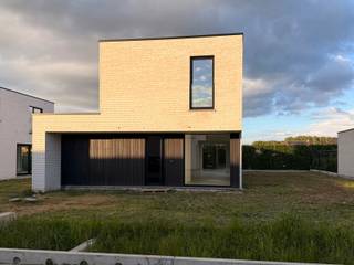 In een nieuwe wijk: verkaveling Paepevelden in het Oost-Vlaamse Bavegem (Sint-Lievens-Houtem) kan u deze moderne energiezuinige open nieuwbouwwoning terugvinden. De woning beschikt over een ruime leefruimte met open keuken, een inpandige garage, een bureauhoek, 3 slaapkamers en een badkamer.<br />Met een bewoonbare oppervlakte van 172 m² op een perceel van 426 m² biedt deze woning alle comfort voor hedendaags wonen.<br />De woning is Energiezuinig, instapklaar en volledig afgewerkt.<br /><br />Deze woning wordt uitgerust met een lucht-waterwarmtepomp, vloerverwarming, ventilatiesysteem D en 12 zonnepanelen (4.800 Wp). Dankzij deze energiezuinige technieken behaalt de woning een E-peil van E10.<br />Als koper geniet u bovendien van 5 jaar vrijstelling van onroerende voorheffing.<br />Centrale ligging, kindvriendelijke wijk met vlotte bereikbaarheid naar in-en uitvalswegen.<br />De verkaveling is centraal gelegen in Bavegem. Via een trage verbinding bereikt u te voet of met de fiets onmiddellijk het dorpscentrum.<br /><br />Meer info of een bezoek?<br />Contacteer Roxanne via 0496 85 09 62.