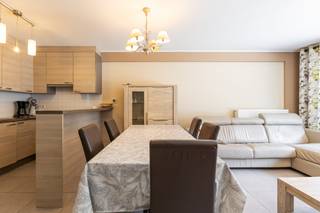 <p><strong>Ruim appartement met 2 slaapkamers te huur in De Panne (jaarbasis)</strong><br /><br />Modern en lichtrijk appartement beschikbaar voor jaarverhuur. Het appartement beschikt over een inkomhal, een ruime living met toegang tot een aangenaam balkon en een open, volledig ingerichte keuken. Verder zijn er twee slaapkamers, een badkamer met inloopdouche en een praktische berging aanwezig.</p>
<p>Ideaal voor wie comfortabel en stijlvol wil wonen op een vlotte locatie.</p>
<p><strong>Indeling</strong><br /><br />Het appartement heeft een mooie lichtrijke woonkamer met open keuken en een terras. Verder zijn er 2 ruime slaapkamers. Een badkamer met inloopdouche en 2 lavabo's in meubel. Een apart toilet en er is ook nog een aparte berging<br /> </p>
<p><strong>Troeven<br /><br />- </strong>rustig gelegen in De Panne<br />- Dichtbij openbaar vervoer<br />- De zee op korte afstand<br /><br />Interesse?<strong> </strong>Neem gerust contact met ons op voor meer informatie of een bezichtiging.<br /><strong>Contact: </strong>Soraya: soraya@servimoholidays.be / 058/22.41.70</p>