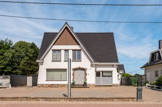<strong>TE KOOP – Beerzel, Houwstraat 177</strong><br /><br /><strong>Ruime, degelijke gezinswoning met magazijn op een perceel van 930 m².</strong><br />Op zoek naar een ruime woning met tal van mogelijkheden?<br />Deze solide eigendom in Beerzel combineert comfortabel wonen met een groot magazijn van ca. 300 m², ideaal voor een zelfstandige ondernemer of hobbyist.<br /><br /><strong>Indeling van de woning</strong><br />* Gelijkvloers: inkomhal, bureau, woonkamer, keuken, badkamer, apart toilet, wasplaats, ruime veranda.<br />* Eerste verdieping: 3 volwaardige slaapkamers (dressing aansluitend aan de hoofdslaapkamer), badkamer.<br />* Zolderverdieping: berging, zolderruimte.<br />* Ruime kelder<br />* Magazijn (ca. 300 m²)<br /><br />* Overdekt terras en tuin.<br /><br /><strong>Technische informatie</strong><br />* EPC: 382 kWh/m²/jaar – Label D<br />* Verwarming: CV op aardgas<br />* Elektrische rolluiken<br />* Centrale verwarming op aardgas<br /><br /><strong>Ontdek deze woning online</strong><br />Bekijk de interactieve grondplannen en alle foto's op onze website:<br />🌐 www.wijns.be<br /><br /><strong>Interesse?</strong><br />Neem vandaag nog contact met ons op voor meer informatie of een bezoek ter plaatse.<br />📞 0473/33 33 33<br />✉️ philip@wijns.be<br /> 