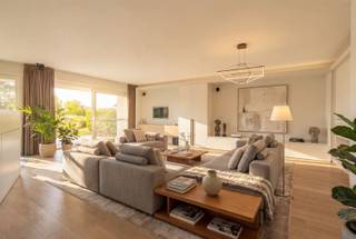 www.gravinadelahof7.beTijdloze luxe te midden van een idyllisch parklandschap! Deze prijs is een "bieden vanaf"-prijs. De verkoper behoudt zich het recht een bod al dan niet te aanvaarden.Thuiskomen was zelden zo verfijnd. In het prestigieuze Domein De Steelander, biedt dit uitzonderlijk royaal appartement een ongeëvenaard gevoel van rust, discrete luxe en natuurlijke elegantie. Dé blikvanger? Het adembenemende panoramisch zicht op de sierlijke vijvers en de weelderige parktuin – een groene oase van stilte en schoonheid, volledig vrij van inkijk. Binnen weerspiegelt het interieur dezelfde verfijning. Elk detail is doordacht: van op maat gemaakte inbouwkasten met geïntegreerde verlichting tot de exclusieve afwerking. De inkomhal leidt je naar de zonovergoten leefruimte, waar natuurlijke lichtinval en zichtlijnen optimaal zijn benut. De semi-open keuken is voorzien van natuurstenen werkblad, hoogwaardige inbouwtoestellen en een functionele berg/wasruimte. Het zuidgericht terras vormt het verlengde van de leefruimte. Hier geniet je in alle rust van het uitzicht, terwijl de (klein)kinderen zorgeloos kunnen spelen in het park. De nachthal met apart nachttoilet en een volledig ingerichte dressing op maat geeft toegang tot de masterbedroom met volledig uitgeruste badkamer. De 2e kamer, voorzien van een wastafel, biedt ruimte voor een bijkomende douche. Voor een optimaal binnenklimaat is airco discreet voorzien. Optioneel is er een zeer ruime garage beschikbaar met extra ruimte voor fietsen, rekken, etc... Voor wie enkel genoegen neemt met topklasse in afwerking.
