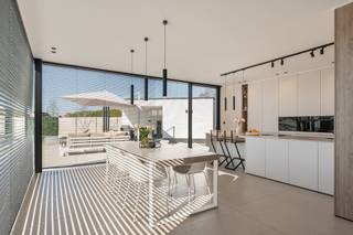 Deze uitzonderlijke nieuwbouwvilla, gelegen in de residentiële Eikelaarstraat te Genk, vormt een architecturaal meesterwerk waar...