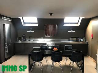 Ruime loft met zeer groot terras te huur op een uitstekende locatie in Wilrijk.<br /><br />Het appartement is gelegen op de tweede verdieping en heeft volgende: een inkomhal met berging, een zeer ruime woonkamer met moderne open keuken en prachtig ruim terras. Op de verdieping bevindt zich de slaapkamer met ingemaakte kasten, een ruime dressing en een badkamer met grote inloopdouche.<br /><br />Het appartement is gelegen op een uitstekende locatie in Wilrijk, dichtbij de snelwegen A12 en E19 alsook de Ring rond Antwerpen. In de nabijheid zijn verschillende drank- en eetgelegenheden, winkels, scholen, ...<br /><br />Maandelijkse vaste kosten: € 75<br /><br />EPC: 225 kWh/m²<br /><br />Meer info?<br />Contacteer het kantoor van IMMO SP in Antwerpen via info@immosp.be of 03 226 20 40.