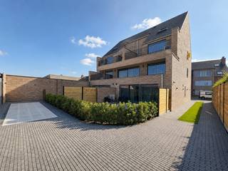 <p>Energiezuinig nieuwbouw-appartement (duplex) gelegen te Wakken vlakbij diverse winkels (slager, bakker, …), openbaar vervoer, centrum Wakken en steden zoals Waregem, Tielt, …</p>
<p>Het appartement is gelegen op wandelafstand van het Provinciedomein “Baliekouter” met verschillende wandelroutes, …</p>
<p>Daarnaast is er een vlotte verbinding naar autosnelwegen richting GENT-KORTRIJK-ROESELARE-BRUGGE.</p>
<p>Er werd gebruik gemaakt van kwaliteitsvolle materialen + stijlvolle inrichting.</p>
<p>Indeling:</p>
<ul>
<li>Lichtrijke leefruimte met open, ingerichte keuken</li>
<li>Apart toilet</li>
<li>Aparte berging/wasruimte</li>
<li>2 slaapkamers</li>
<li>Badkamer uitgerust met badkamermeubel & douche</li>
<li>Zonnig terras</li>
</ul>
<p>Algemene info:</p>
<ul>
<li>E-peil: < 30</li>
<li>Oppervlakte appartement: +/- 89 m²</li>
<li>Oppervlakte terras: +/- 13 m²</li>
<li>appartement werd volledig geschilderd voor intrede + lichtarmaturen voorzien</li>
<li>bepaalde beelden zijn digitaal geoptimaliseerd/virtueel ingericht, elementen kunnen licht afwijken van de realiteit. Voor een correcte weergave verwijzen wij naar een plaatsbezoek.</li>
</ul>
<ul>
<li><u>maandelijkse provisie gemeenschappelijke lasten: € 60</u></li>
<li>maandelijkse huurprijs carport + afzonderlijke berging: € 85</li>
</ul>
<p>Indien u bijkomende info of een bezoek wenst, contacteer IMMO-DEAL BV op 0486 72 70 73</p>