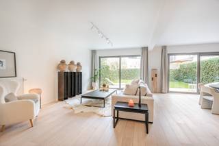 Dit prachtig appartement bevindt zich op een heerlijke en unieke centrumlocatie te Leuven. <br />De onmiddellijke nabijheid van tal van winkels en ontspanningsmogelijkheden biedt u de meest ideale leefomgeving.<br />Een ruime private tuin waar het heerlijk vertoeven is betreft uiteraard een enorm gegeerde en unieke troef.<br />De royale eet- en leefruimte genieten door de knappe breedte van het appartement van mooi zicht op de tuin alsook Sint-Geertrui abdij. Grote raampartijen bieden u steeds een zeer aangename en lichtrijke leefomgeving.<br />De knappe geïnstalleerde halfopen leefkeuken geniet van een aansluitend praktische bergruimte.<br />Kwalitatieve en karaktervolle materiaalkeuzes vormen de leidraad doorheen het gehele appartement.<br />Verder beschikt het appartement over een mooie badkamer met inloopdouche en toilet.<br />Er biedt zich de mogelijkheid om een ondergrondse garagebox bij aan te kopen aan 50.000 EUR. <br />Op zoek naar een prachtig gelijkvloers appartement met tuin op een unieke locatie te Leuven centrum? Laat de beelden voor zich spreken en contacteer ons voor een bezoek ter plaatse.<br />info@covas.be // 016 40 60 20 // www.covas.be
