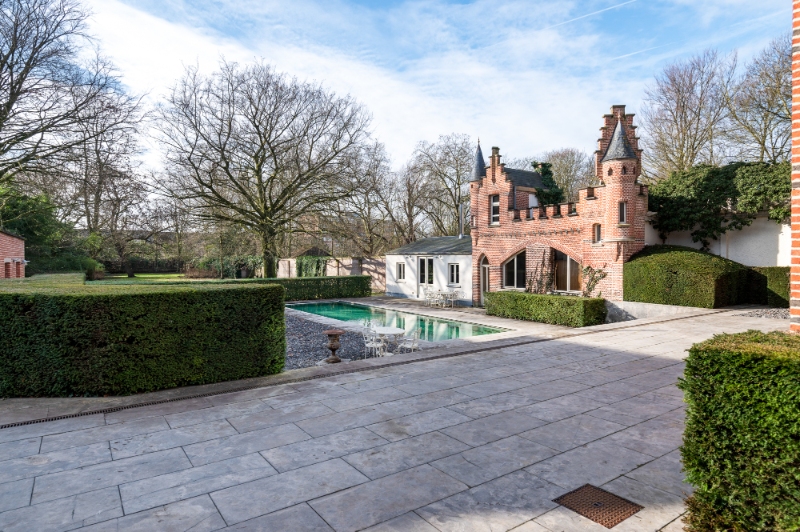 Authentiek gerenoveerde herenwoning op 3.780m² met prachtige parktuin, 6 mogelijk 8 slaapkamers, dubbele garage, verwarmd zwembad en aparte conciërge woning - foto 2
