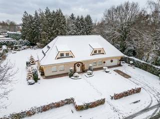 Goed onderhouden villa op residentieel perceel van +/- 1669m². Deze eigendom is gelegen op een groen perceel op een toplocatie in Kasterlee. De woning omvat oa. een royale inkomhal, woonkamer met erker, vernieuwde leefkeuken, 1 slaapkamer en 1 badkamer gelijkvloers en dubbele garage/wasplaats, 4 slaapkamers met aansluitende polyvalente ruimte, tweede badkamer op de verdieping. <br /><br />Gelijkvloers:<br />We betreden de woning via de centrale inkomhal met vestiaire en gastentoilet. Via deze ruimte heeft u enerzijds toegang tot de woonkamer met aparte zithoek met gashaard, gezellige erker en aansluitende eetkamer. Anderzijds kunnen we via deze weg de vernieuwde keuken betreden die volledig is geïnstalleerd met koelkast, vaatwasmachine, diepvriezer, inductiekookplaat, combi oven en oven. Deze geeft uit op de eetkamer. De masterbedroom met eigen badkamer is voorzien op de gelijkvloerse verdieping zodat de woning ook ideaal geschikt is voor kopers op leeftijd, mindervaliden of co-housing. <br />Voorts bevindt er zich de ruime dubbele garage met automatische poort en ruimte voor het plaatsen van wasmachine en droogkast.<br /><br />Eerste verdieping:<br />Op de eerste verdieping vinden we 4 ruime slaapkamers terug, een tweede badkamer en een interessante polyvalente/hobbyruimte.<br /><br />Tuin:<br />De tuin is fraai aangelegd en voorzien van praktisch tuinhuis. Op het ruime terras is het zalig genieten van de ideale zuidwest oriëntatie<br /><br />Bijzonderheden:<br />- Energiezuinige villa (EPC B) met nieuwe warmtepomp (2024), zonnepanelen en thuisbatterij<br />- Residentiële groene locatie<br />- Woning met mogelijkheid volledig gelijkvloers te wonen<br />- Elektrische rolluiken, screens en zonneluifel aanwezig<br />- Vloerverwarming op de gelijkvloerse verdieping<br />- 2 schuiframen vanuit eetkamer en slaapkamer naar de tuin<br />- 3 dakkapellen en kantel/kiepramen<br />- gevel -en tuinverlichting <br />- plaats voor 4 auto's op de oprit