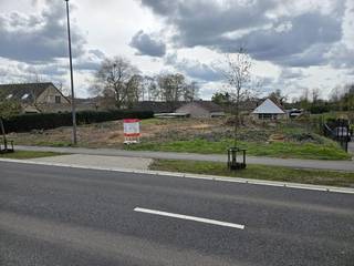 Bent u op zoek naar een uitzonderlijk breed perceel voor uw droomwoning? Deze prachtige open bouwgrond gelegen langs de Geelsebaan in Tessenderlo biedt een combinatie van ruimte, zichtbaarheid en oriëntatie.<br /><br />Kenmerken van het perceel:<br /><br />Zichtlocatie<br />Perceeloppervlakte: 10,39 are (1.039 m²)<br />Straatbreedte: 28,87 meter<br />Mogelijke bouwbreedte: 18,87 meter<br />Bestemming: Open bebouwing<br />Oriëntatie tuin: Zuidwest (ZW) – geniet de hele dag van de zon<br /><br />Uitzonderlijk brede bouwmogelijkheden<br />Ideaal voor een moderne villa of landelijke woning<br />Zuidwest georiënteerde tuin voor optimale lichtinval <br />Goede verbinding naar omliggende gemeenten en voorzieningen<br /><br />Contact: Sven Kumpen<br />svenkumpen@gmail.com<br />+324 74 74 46 07