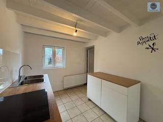 <p><span>RUSTIEKE WONING MET 3 KAMERS TE EVERBEEK</span></p><p><span>Richtprijs : 169.000 euro</span></p><p><span> </span></p><p><span>Deze op te frissen woning is gelegen in het landelijke Everbeek, nabij Brakelbos.</span></p><p><span>Beneden treft u de leefruimte met veel lichtinval en zicht op tuin, aansluitend treft u de keuken en de badkamer voorzien van bad, lavabo en toilet.</span></p><p><span>Boven bevinden zich 3 kamers en een 2de badkamer voorzien van douche, lavabo en toilet.</span></p><p><span>Kelder aanwezig.</span></p><p><span>Zolderruimte en oude stallingen bieden uitbreidingsmogelijkheden.</span></p><p><span>Mits de nodige aanpassingen kan dit omgetoverd worden naar een pareltje.</span></p><p><span> </span></p><p><span>Stedenbouwkundig uittreksel/inlichtingen in aanvraag!</span></p><p><span>Voor info of bezoek bel 0489/54.69.99 of stuur een email naar dylan@svena.be.</span></p><p><span> </span></p><p><span>Deze gegevens zijn louter informatief en wij kunnen niet aansprakelijk gesteld worden voor eventuele onjuistheden.</span></p><p><span>De bewoonbare oppervlakte is slechts indicatief.</span></p><p><span> </span></p>
