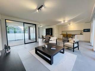 <strong>Instapklaar nieuwbouwappartement met luxe afwerking<br /><br />Indeling</strong><br />inkomhal, ruime lichtrijke woonkamer die toegang biedt tot het terras en de open keuken, 2 slaapkamers, wasplaats, badkamer en toilet<br /><br /><strong>Troeven</strong>
<ul><li>zeer lichtrijk appartement</li><li>6 stuks zonnepanelen</li><li>topligging in centrum Beselare </li><li>fietsenstalling inbegrepen (overdekt en afgesloten)+ mogelijkheid staanplaatsen bij te kopen (prijs bespreekbaar)</li><li>mogelijkheid appartement 8 te kopen i.p.v. appartement 5 die nog verder af te werken is volgens eigen smaak bespreekbaar met de bouwheer.</li><li>gunstig epc A</li><li>gelegen in historisch gebouw, voormalige brouwerij</li></ul>
Aankopen aan 6% btw mogelijk voor de constructie en registratierechten voor de grond.<br />