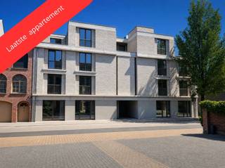 <p><span>Appartement met 2 slaapkamers op de tweede verdieping van een kleinschalig nieuwbouwproject in de levendige winkelstraat van Schoten. </span></p><p><span>Luxueus afgewerkt, energiezuinig en lichtrijk appartement op wandelafstand van winkels en horeca. Berging en autostaanplaats apart bij aan te kopen.</span></p><p><span>Het appartement beschikt over een terras van 9 m² met zuidoost oriëntatie. BEN appartement met voorzien E-peil van 18 door de uitvoerige isolatie, warmtepomp met vloerverwarming en zonnepanelen. </span></p><p><span>Contacteer ons voor een afspraak.</span></p>