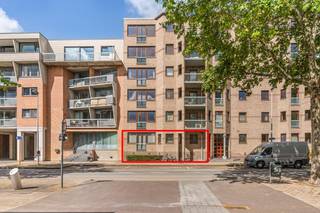 Dit ruime appartement ontstond uit het samenvoegen van 2 appartementen en onderging een zeer grondige renovatie. Er werd gewerkt met...