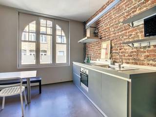 Bel appartement pour deux personnes avec terrasse à louer dans le centre d'Ypres. Chaudière solaire et climatisation disponibles ! Cet appartement est situé à quelques pas de la gare et de la Grote Markt. Entièrement peint et équipé de placards intégrés. Disposition :<br /><br />MISE EN PAGE<br />Rez-de-chaussée : <br />- Entrée privée<br /><br />Étage +1 : <br />- Salon/salon avec cuisine ouverte avec table à manger, placards intégrés, four, évier, hotte et plaque de cuisson <br />- Terrasse<br /><br />Étage +2 : <br />- Salle de bain moderne avec lavabo, placards intégrés, toilettes et douche <br />- Espace de bureau <br />- Chambre<br /><br />Étage +3 : <br />- Espace mansardé<br /><br />=> Chauffage et refroidissement par pompe à chaleur<br />=> Pas de frais de syndic !<br />=> Étiquette EPC B