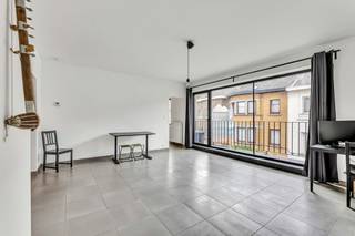<p>Voor meer info of een bezoek, bel 053 59 49 33 - Op een strategische locatie in <strong>Aalst</strong> vinden we dit instapklare appartement terug met een oppervlakte van <strong>103m²</strong>. Het appartement bevindt zich op <strong>wandelafstand</strong> van het centrum van Aalst. Het appartement betreden we via de inkomhal waar men de <strong>zeer lichtrijke en grote leefruimte</strong> terug vindt met aansluitend de <strong>geïnstalleerde keuken</strong>. De badkamer is voorzien van een <strong>ligbad met douche</strong> en een enkele lavabo. Verder vinden we <strong>twee zeer ruime slaapkamers</strong> terug die uitgeven op het <strong>gezellige terras</strong> achteraan het appartement. Het appartement beschikt ook over een <strong>gastentoilet </strong>en een berging. <strong>Geen syndicuskosten - EPC (B) - Dichtbij centrum Aalst</strong></p>