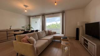 Algemeen<br />Ontdek dit moderne en instapklare appartement in de residentie Park View te Gentbrugge. Dankzij de ligging op fietsafstand van het centrum van Gent combineert deze woning rust, gezelligheid en een uitstekende bereikbaarheid.<br /><br />Indeling <br />We komen het gebouw binnen via de gemeenschappelijk inkomhal. Op de eerste verdieping bevindt zich dit gezellig appartement met een bewoonbare oppervlakte van 84 m². Bij het binnenkomen bevindt zich rechts de leefruimte met open keuken. Dankzij de parketvloer en het grote schuifraam straalt deze ruimte warmte en gezelligheid uit en geniet u van veel lichtinval. Via de leefruimte is er toegang tot het ruime balkon met een praktische buitenberging. De keuken zelf is volledig uitgerust met moderne toestellen waaronder een combi-oven, vaatwasser, keramische kookplaat en koelkast met diepvriesvak. Aansluitend aan de keuken bevindt zich een praktische bergruimte met voldoende plaats voor een wasmachine, droogkast en eventueel een extra koelkast. Er zijn twee slaapkamers evenals een hedendaagse badkamer met inloopdouche en een afzonderlijk toilet. Bovendien is er een privatieve parkeerplaats inclusief en kan je gebruik maken van een gemeenschappelijke fietsenberging. Bezoekers kunnen gemakkelijk parkeren vooraan het gebouw.<br /><br />Troeven<br />* Rustige ligging <br />* Ondergronds autostaanplaats<br />* Gemeenschappelijke fietsenberging<br />* Moderne afwerking<br /><br />Interesse? <br />Neem snel contact op met Magali voor meer informatie of een bezoek ter plaatse.<br /><br />T: 09 493 04 10<br />M: info@gentill.be