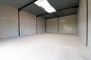 KMO-unit van 216 m² op het bedrijvenpark Thea te Tielt.<br /><br />De casco opslagruimte heeft een vrije hoogte van 6 meter en zijn voorzien van een automatische sectionale poort (4 meter breed en 4,50 meter hoog) met een aparte toegangsdeur, een lichtstraat en een polybetonvloer.<br /><br />De unit is ideaal voor productie, opslag, en meer.