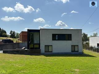 <p><span>APPARTEMENT MET MAGAZIJN GELEGEN IN KMO ZONE</span></p><p><span>Richtprijs : 550.000 euro</span></p><p><span>Deze mooie woning is gelegen in een KMO zone.</span></p><p><span>Onderaan zijn er werkruimtes en opbergruimtes voorzien.</span></p><p><span>Boven is er een appartement met een aparte inkomhal met toilet, ruime</span></p><p><span>lichtrijke living met open keuken, badkamer en slaapkamers.</span></p><p><span>Achter de living is er een zeer ruim dakterras van +- 36 m².</span></p><p><span>Onderaan is volledig logistieke ruimte met 2 poorten.</span></p><p><span>Op de benedenverdieping bevind zich de loods/magazijn van +- 240 m².</span></p><p><span>Gunstig Epc attest C.</span></p><p><span>De woning is omheind en voorzien van een elektrische poort.</span></p><p><span>Aarzel niet en bel 0475/51.40.73 of email info@svena.be.</span></p><p><span>Stedenbouwkundig uittreksel/inlichtingen in aanvraag!</span></p><p><span>Deze gegevens zijn louter informatief en wij kunnen niet aansprakelijk gesteld worden voor eventuele onjuistheden.</span></p><p><span>De bewoonbare oppervlakte is slechts indicatief.</span></p><p><span> </span></p>