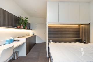 <p><span> </span></p><p><span>Deze moderne studentenkamer met eigen sanitair is gelegen in studentenresidentie Woods, vlakbij het Belle-Vue park. De residentie is gelegen op een boogscheut van het centrum van Leuven, op wandelafstand van het station en nabij verschillende campussen.</span></p><p><span> </span></p><p><span>De kamer is voorzien van een uitklapbaar tweepersoonsbed (140cm x 200cm)en ingebouwde kleerkasten waardoor er meer dan voldoende opbergruimte is. De kamer heeft ook een ingebouwde bureau met  boekenplank en persoonlijke frigo met vriesvak. Verder beschikt de kamer over een persoonlijke badkamer met douche, lavabo en toilet.</span></p><p><span> </span></p><p><span>Deze kamer is gelegen op de derde verdieping en is bereikbaar via twee liften of via de trappenhal.</span></p><p><span> </span></p><p><span>Per verdieping zijn er twee keukens, die gedeeld worden met maximaal 10 personen. De keuken is voorzien van een oven, microgolf, vitro-keramische kookplaat, eettafel, wastafels en een persoonlijke opbergkast die op slot kan. Elke keuken heeft ook zijn eigen terras.</span></p><p><span> </span></p><p><span>Er is ook een gemeenschappelijke ontspanningsruimte met televisie, zetels, tafels en een kickertafel. Verder is er ondergronds nog een afsluitbare fietsenstalling, afval lokaal en een wasplaats met wasmachine en droogkast. </span></p><p><span> </span></p><p><span>Deze studentenkamer is niet alleen geschikt om te laten bewonen door uw zoon of dochter, maar dit kan ook perfect dienen als een rendabele investering!</span></p><p><span> </span></p><p><span>Verhuurd tot september 2026. </span></p><p><span> </span></p><p><span>Interesse in deze gezellige studentenkamer? Contacteer ons via 016 15 31 15 of info@immolivit.be</span></p><p><span> </span></p><p><span> </span></p>