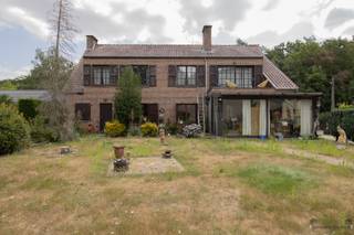 <p><span>Ruime op te frissen villa met 2 keukens, 2 badkamers en min. 5 slaapkamers op 1.157 m². </span><span> </span></p><p><span> </span></p><p><span>Mogelijkheid tot kangoeroewonen. </span></p><p><span> </span></p><p><span>Gelijkvloers</span><span>: </span></p><p><span>Inkomhal. </span></p><p><span>Woonkamer van 63 m² op plankenvloer met houtkachel. </span></p><p><span>Keuken van 10 m² op stenen vloer met: </span></p><p><span>- natuurstenen werkblad </span></p><p><span>- koelkast </span></p><p><span>- elektrische oven </span></p><p><span>- dubbele spoelbak </span></p><p><span>- gasfornuis </span></p><p><span>- dampkap </span></p><p><span>Veranda van 25 m² op stenen vloer. </span></p><p><span>Nachthal met apart toilet. </span></p><p><span>2 slaapkamers, beide op laminaat, van respectievelijk 17 m² en 15 m². </span></p><p><span>Badkamer van 10 m² met: </span></p><p><span>- ligbad </span></p><p><span>- toilet </span></p><p><span>- dubbele wastafel in meubel </span></p><p><span>Inpandige garage van 43 m² met aansluiting voor wasmachine. </span></p><p><span> </span></p><p><span>1ste verdieping</span><span>: </span></p><p><span>Woonkamer van 50 m² op laminaat. </span></p><p><span>Keuken van 11 m² op stenen vloer met: </span></p><p><span>- koelkast </span></p><p><span>- vaatwasmachine </span></p><p><span>- enkele spoelbak </span></p><p><span>- gasfornuis </span></p><p><span>- dampkap </span></p><p><span>- elektrische oven </span></p><p><span>Nachthal met apart toilet. </span></p><p><span>3 slaapkamers: </span></p><p><span>- slaapkamer 1 van 16 m² </span></p><p><span>- slaapkamer 2 van 22 m² </span></p><p><span>- slaapkamer 3 van 16 m², voorlopig enkel te bereiken via slpk 2 maar via kleine aanpassing apart bereikbaar </span></p><p><span>Badkamer op laminaat met: </span></p><p><span>- ligbad </span></p><p><span>- enkele wastafel op meubel </span></p><p><span>- toilet </span></p><p><span>Wasplaats. </span></p><p><span> </span></p><p><span>Uitpandige garage van 6 m x 3 m. </span></p><p><span> </span></p><p><span>West-gerichte tuin met terrassen. </span></p><p><span> </span></p><p><span>BIJZONDERHEDEN: </span></p><p><span>Kruipkelder onder de volledige woning. </span></p><p><span>Doordat er zowel op het gelijkvloers als op de verdieping een keuken en badkamers aanwezig is, kan deze woning perfect als kangoeroewoning fungeren. </span></p><p><span> </span></p><p><span>Stedenbouwkundige inlichtingen: vergunning aanwezig, verkavelingsvergunning, geen voorkooprecht, geen maatschappelijke herstelmaatregel opgelegd, woongebied. </span></p>