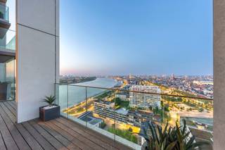 Ervaar het toppunt van luxe wonen in dit schitterende appartement op de 20e verdieping van het prestigieuze gebouw Scheldezicht, gelegen in de...