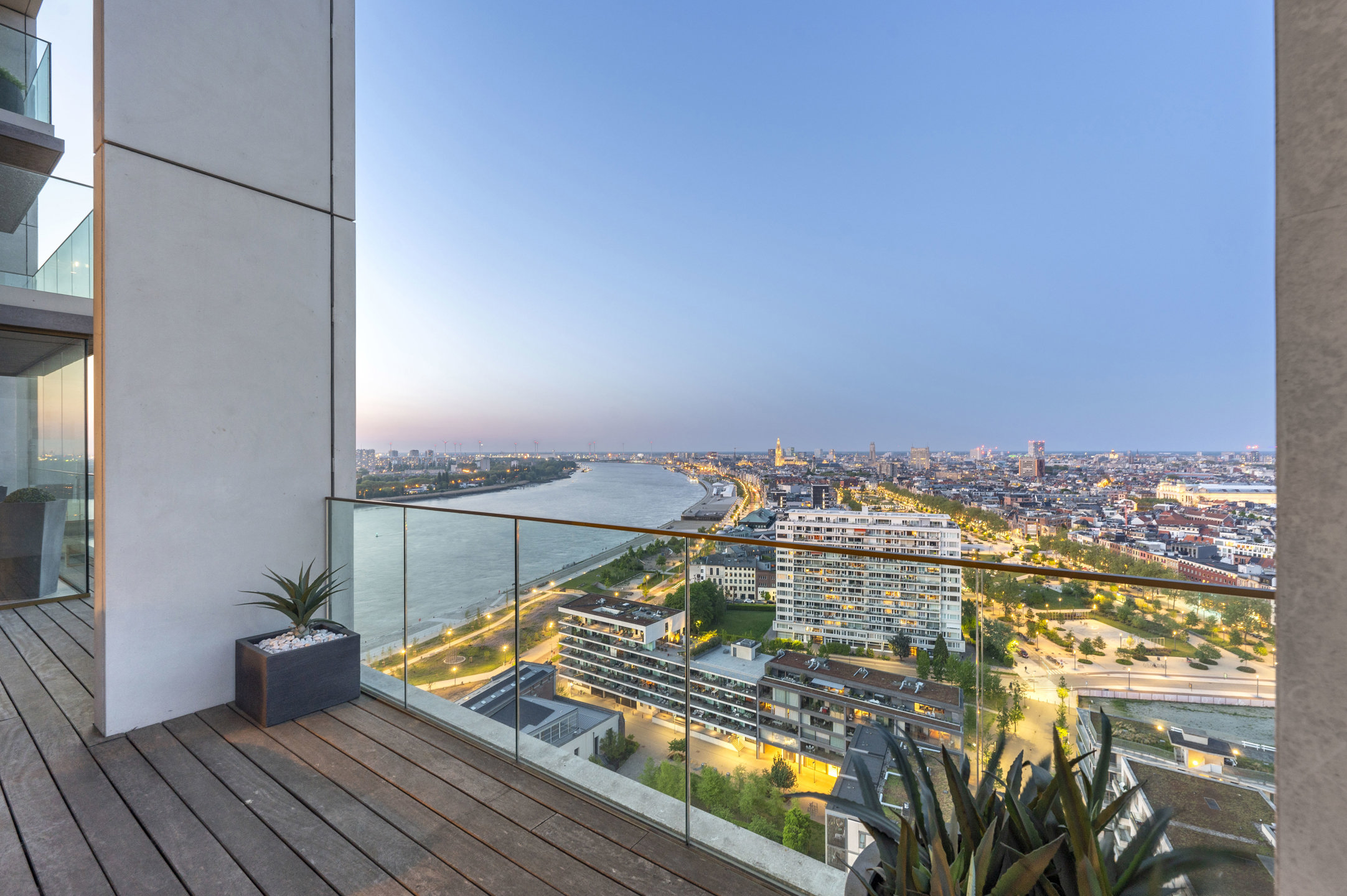 Subliem wonen: 210m² luxe, 140m² terrassen en een ongeëvenaard uitzicht over Schelde &amp; Stad - foto 2