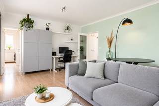 Dit super tof appartementje is gelegen op de achtste verdieping van een appartementsgebouw aan de noordrand van Antwerpen. De verbinding met de snelweg, stad Antwerpen en het openbaar vervoer is werkelijk ideaal! Bovendien heeft u vanuit het pand een prachtig zicht op de Stad en kan u beschikken over een groot, zuidelijk georiënteerd terras, waar u in alle privacy van de buitenlucht en de schitterende view kan genieten! U komt de unit binnen via een aparte inkomhal met praktische ingemaakte kasten. De gezellige leefruimte baadt in het licht en heeft grote raampartijen aan de noordzijde die uitkijken op het groen. Verder heeft het appartement en nette, ingerichte keuken en een badkamer met inloopdouche, lavabo met meubel en toilet. De slaapkamer is ruim en ligt pal aan het terras. Er is een lift aanwezig in het gebouw. Gem. kosten: +-250/maand, incl. verwarming, water, poets gang, reservefonds,... U heeft de mogelijkheid een garagebox bij aan te kopen, maar dit is niet verplicht. De box ligt achter het naastgelegen gebouw. Er is elektriciteit aanwezig. VP: €25.000