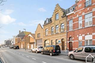 In het centrum van Ieper bevindt zich deze ruime en statige herenwoning met tal van mogelijkheden en prachtig bewaarde authentieke elementen.<br />Bekijk zeker onze vastgoedvideo via deze link: https://youtube.com/shorts/gDVhlAI51ag<br />Via de royale inkomhal met open traphal en toegang tot de kelder kom je in de elegante L-vormige leefruimte (47,50m²) met massief visgraatparket en karaktervolle ornamenten. Aansluitend vind je een recente veranda (2020) met zonnewering — een ideale extra leefruimte met zicht op de tuin. De moderne, volledig ingerichte keuken (24m²) beschikt over een gezellige ontbijthoek.
Op het gelijkvloers is er bovendien een lichtrijke polyvalente ruimte (76,8 m²), voormalige artsenpraktijk van met afzonderlijk toilet — perfect als praktijk, kantoor of hobbyruimte. Via de wasberging bereik je de ruime garage (45m²) met automatische grote poort.<br />De aangelegde, zuidgerichte tuin vormt een heerlijke buitenruimte om in alle rust te genieten.<br />Op het tussenverdiep bevindt zich een dressing (13m²) en een eerste badkamer (5m²) met ligbad, lavabo en 2de wc. De eerste verdieping telt drie ruime slaapkamers (17m² - 10m² - 21m²), een tweede badkamer (11m²) met ligbad, douche, dub lavabo en 3de toilet. Aansluitend een lichtrijke verder in te richten hobby-/ atelier ruimte (67m²). De tweede verdieping beschikt over nog twee volwaardige slaapkamers ( 56m² - 15m²) en via het zolderluik bereik je de bergzolder (70m²).<br />Extra troeven:
•	Veel indelings- en gebruiksmogelijkheden
•	Authentieke elementen prachtig bewaard
•	Ruime garage met bovenliggende hobbyruimte
•	EPC-label C
•	Centrale en vlot bereikbare ligging
•	Ideaal voor combinatie wonen/werken<br />Kortom: een uitzonderlijke eigendom met karakter, ruimte en potentieel.<br />