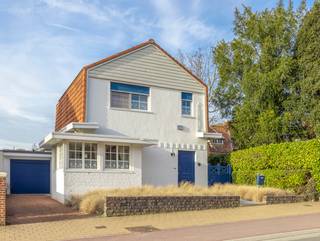 <p><strong>Charmante woning in het centrum van Dilbeek</strong></p>
<p>Deze aangename woning is ideaal gelegen in het centrum van Dilbeek, op wandelafstand van het park, horecagelegenheden, openbaar vervoer en met een vlotte verbinding naar Brussel.</p>
<p>Bij het betreden van de woning kom je in de inkomhal met praktische bergruimte onder de trap. De zeer gezellige leefruimte straalt warmte en comfort uit en is uitgerust met een elektrische sfeerhaard. Aansluitend bevindt zich de afzonderlijke, volledig ingerichte keuken. De badkamer is functioneel ingericht met twee lavabo’s, een douche en een toilet.</p>
<p>De woning geeft uit op een pergola en een praktische wasplaats. Daarnaast is er een ruim terras met uitzicht op de mooie en onderhoudsvriendelijke tuin, waar je in alle rust en privacy kan genieten. De tuin is bovendien ook bereikbaar via een handig zijpoortje.</p>
<p>Op de eerste verdieping bevinden zich twee ruime slaapkamers, deels voorzien van ingebouwde kasten, en een aparte bureauruimte of kinderkamer. Momenteel is er een traplift aanwezig, die naar wens van de koper kan behouden blijven of verwijderd worden.</p>
<p>De zolder, bereikbaar via een uittrekbare trap, biedt extra opbergmogelijkheden.</p>
Verder beschikt de woning over een garage voor één wagen met automatische poort en twee autostaanplaatsen voor de woning.<br /><br />Extra troeven:<br />
<ul>
<li>10 zonnepanelen</li>
<li>Rolluiken (elektrisch én manueel)</li>
<li>Alarmsysteem</li>
<li>Dak vernieuwd in 2007</li>
</ul>
<p>EPC: D (geen renovatieplicht).</p>
<p><strong>Interesse in deze charmante en goed gelegen woning?</strong> <br />Plan vandaag nog jouw bezoek via de website van Living Stone!</p>