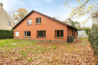 Semi-detached house to renovate  on 751m² with garage This semi-detached house offers an excellent basis for those who want to renovate and realize...