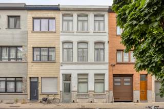 In de Gijselsstraat te Borgerhout bevindt zich deze karaktervolle en gerenoveerde woning met vier slaapkamers, twee badkamers en een gezellige stadstuin. De woning werd gerenoveerd in 2002 en bevat authentieke elementen zoals hoge plafonds, houten plankenvloeren en sierhaarden. Alsook is er een lichtrijke achterbouw die perfect aansluit op de tuin.<br /><br /><strong>Indeling:</strong><br />Op het gelijkvloers komt u binnen via de inkomhal die toegang verleent tot de leefruimte aan de voorzijde. Aansluitend bevindt zich de eetruimte die doorloopt naar de lichtrijke achterbouw. Achteraan bevindt zich de volledig uitgeruste keuken met eetplaats. De grote glaspartijen en het glazen dak zorgen hier voor veel natuurlijke lichtinval en een aangenaam ruimtelijk gevoel. Vanuit de keuken heeft u rechtstreeks toegang tot de gezellige stadstuin.<br /><br />Verder bevinden zich op het gelijkvloers een kleine badkamer met douche en toilet en een praktische wasberging met plaats voor wasmachine en droogkast, waar zich ook de condensatieketel bevindt.<br /><br />Op de tussenverdieping tussen het gelijkvloers en de eerste verdieping bevindt zich een voormalige keuken. Deze ruimte kan vandaag perfect dienst doen als polyvalente ruimte, bijvoorbeeld als bureau, hobbyruimte of extra berging.<br /><br />Op de eerste verdieping bevinden zich twee ruime slaapkamers met charmante houten plankenvloeren en authentieke schouwen.<br /><br />Op de tussenverdieping tussen de eerste en tweede verdieping bevindt zich de tweede badkamer, uitgerust met een ligbad, badkamermeubel en toilet.<br /><br />Op de tweede verdieping bevinden zich nog twee slaapkamers.<br /><br />Verder beschikt de woning over een ruime kelder die heel wat extra bergruimte biedt.<br /><br /><strong>Bijzonderheden:</strong><br />Gerenoveerd in 2002.<br />4 slaapkamers.<br />2 badkamers.<br />Extra polyvalente ruimte.<br />Praktische wasberging.<br />Gezellige stadstuin.<br />Ruime kelder.<br />Authentieke elementen.<br /><br /><strong>Ligging:</strong><br />Gelegen in de Gijselsstraat in Borgerhout, op een centrale locatie nabij winkels, scholen, openbaar vervoer en tal van dagelijkse voorzieningen. Ook het centrum van Antwerpen is vlot bereikbaar.