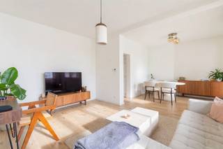 <p>Located at 28 Beschavingstraat—a wide, residential street in the heart of the sought-after Expo or Exhibition District—this fully renovated 2-bedroom apartment is situated on the second floor of a small-scale, similarly renovated building.</p><p>The apartment combines modern living comfort with a quiet and green setting. From the apartment, you can enjoy a pleasant view toward Mastvestpark. The spacious terrace, measuring approximately 6 m², provides a lovely outdoor space to enjoy the surroundings. Inside, the apartment has been completely renovated and features two bedrooms. Technically and energetically, everything is in excellent condition: an EPC rating of B and a code-compliant electrical system. A private basement storage unit provides additional practical storage space. The small-scale building has also been renovated and is managed without a property manager.</p><p>Quiet and green living in the Expowijk<br />Beschavingstraat is a wide, beautiful residential street, located on a side street off the well-known Jan Van Rijswijcklaan and on the border with Antwerp-South.<br />A major asset is the nearby Mastvestpark, with its pond and walking trail. It offers a pleasant green setting for a walk, a jog, or a quiet moment by the water. In addition, there are numerous sports facilities in the immediate vicinity.</p><p>The location is also exceptionally convenient. Via Jan Van Rijswijcklaan, you can easily reach Antwerp-South, and thanks to the proximity of the Antwerp Ring Road, the main in- and outbound highways are also easily accessible.</p><p>Highlights: fully renovated · 2 bedrooms · terrace approx. 6 m² · view toward Mastvestpark · EPC B · electrical system up to code · private basement storage · small-scale renovated building · no property manager · sought-after Expo/Exhibition District · wide residential street · easy access to Antwerp-South and the Ring.</p><p>In short: a move-in-ready apartment in a quiet, green, and strategic location, with Mastvestpark just a stone’s throw away.</p><p>Interested? Contact us for more information or to schedule a viewing: info@markasa.be or 03/827.72.92</p>